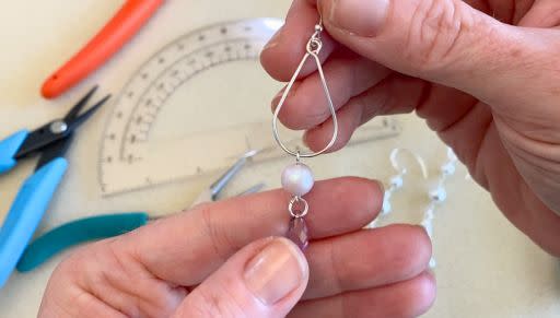 How to Make a Teardrop Bead Frame out of Wire for Jewelry Design
