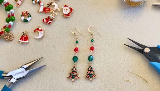 How to Make the Rockin' Retro Christmas Earrings