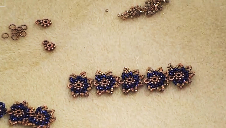 How to Bead Weave a Decorative Edge Around a Spacer Bead with Loop ...