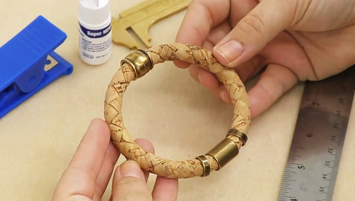 How to Make a Regaliz Braided Cork Cord Bracelet