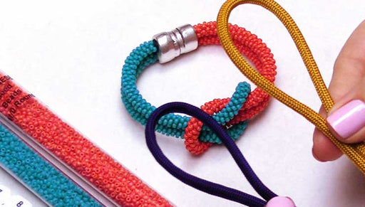 How to Make a Single Square Knot For Beaded Kumihimo